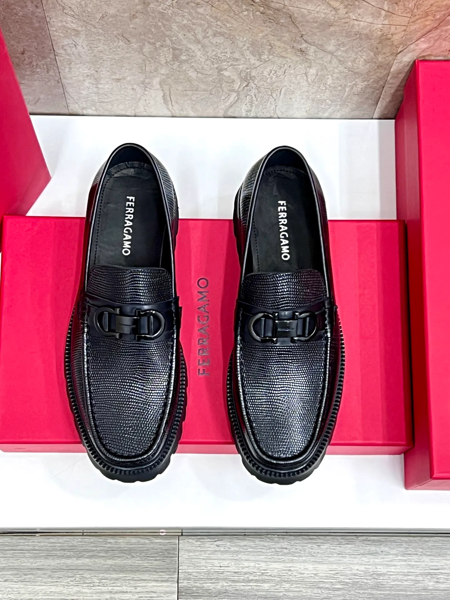 Original quality P580 Brand: Ferragamo Standard size: Men's size 38/44 (45.46 can be customized) Grade: Same style as the official website High-quality men's shoes Material: Customized first-layer calfskin with water-dyed cowhide lining Cowhide tiptoe Original non-slip and wear-resistant rubber outsole Style category: Men's formal business leather shoes are young and fashionable European and American trends British style Casual matching and comfortable feet Color: actual picture